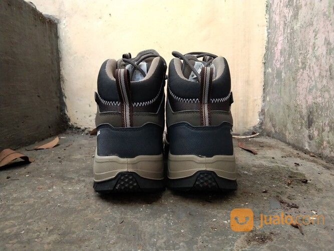 SEPATU GUNUNG QUECHUA MH100 MID LOW