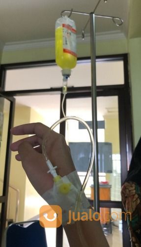 Perawat Home Care Pasang Infus