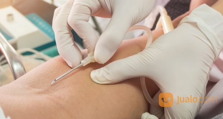 Perawat Home Care Pasang Infus