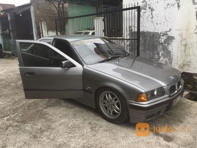 Sedan BMW 318i E36 M40 1.8 Abu Metalik Standar Tahun 1993 di Kota ...