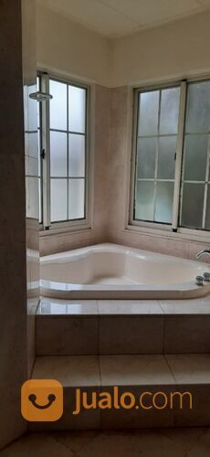 Taman Golf Lippo Karawaci, Rumah Tua Dengan View Tempat Golf