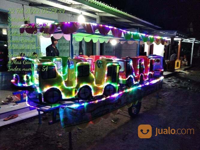 trampolin odong odong - komedi putar cangkir kereta panggung model banyak