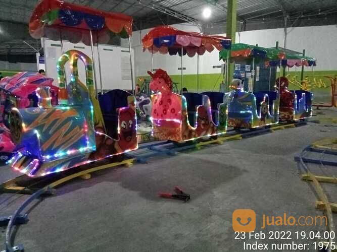 trampolin odong odong - komedi putar cangkir kereta panggung model banyak