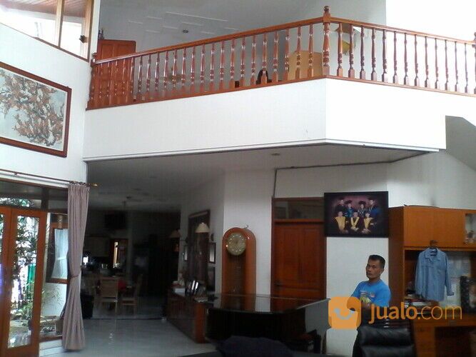 Rumah bagus (ada kolam renang) Jl. Rajamantri Buah Batu Bandung
