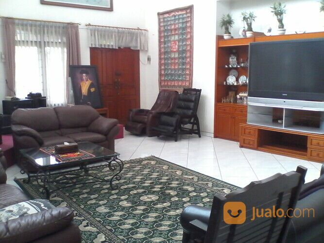 Rumah bagus (ada kolam renang) Jl. Rajamantri Buah Batu Bandung