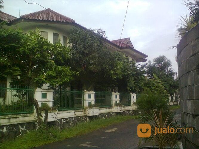 Rumah bagus (ada kolam renang) Jl. Rajamantri Buah Batu Bandung