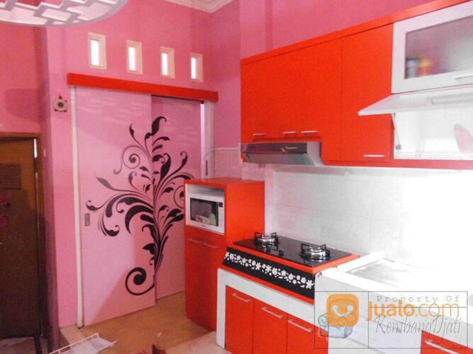 Kitchen Set Warna Merah Dengan Tempat Kulkas Dan Cover Kompor Tanam
