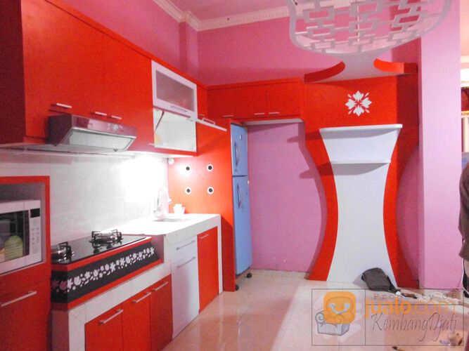 Kitchen Set Warna Merah Dengan Tempat Kulkas Dan Cover Kompor Tanam