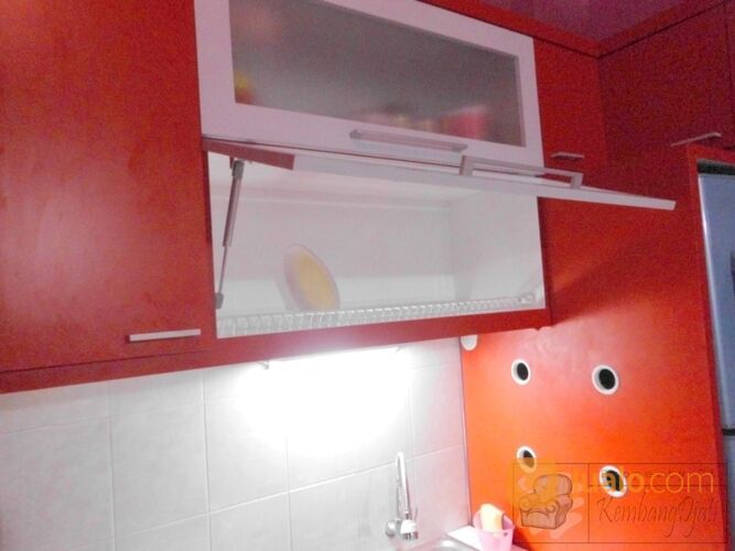 Kitchen Set Warna Merah Dengan Tempat Kulkas Dan Cover Kompor Tanam