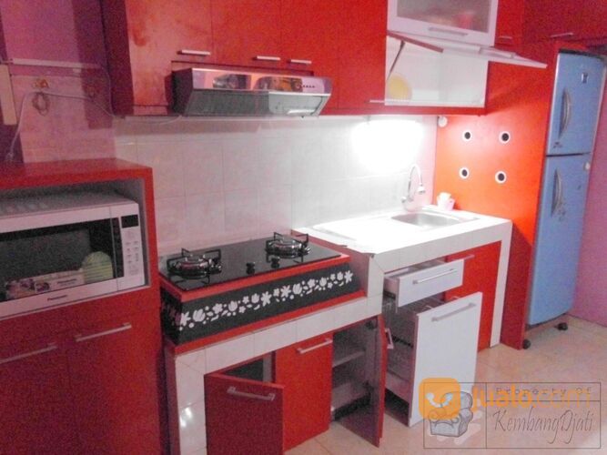 Kitchen Set Warna Merah Dengan Tempat Kulkas Dan Cover Kompor Tanam