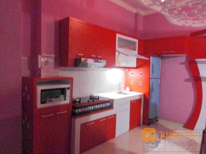 Kitchen Set Warna Merah Dengan Tempat Kulkas Dan Cover Kompor Tanam