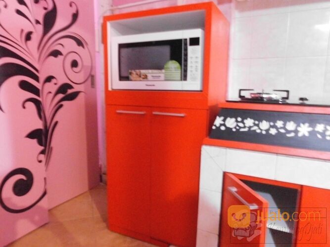 Kitchen Set Warna Merah Dengan Tempat Kulkas Dan Cover Kompor Tanam