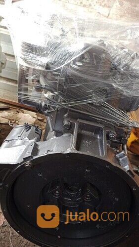 Mesin excavator PC 200