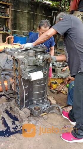 Mesin excavator PC 200