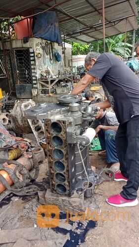 Mesin excavator PC 200