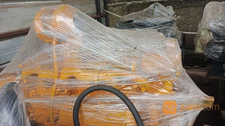 Mesin excavator PC 200