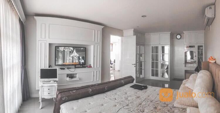 rumah full furniture ada kolam renang. Di Jagakarsa, Jakarta Selatan.