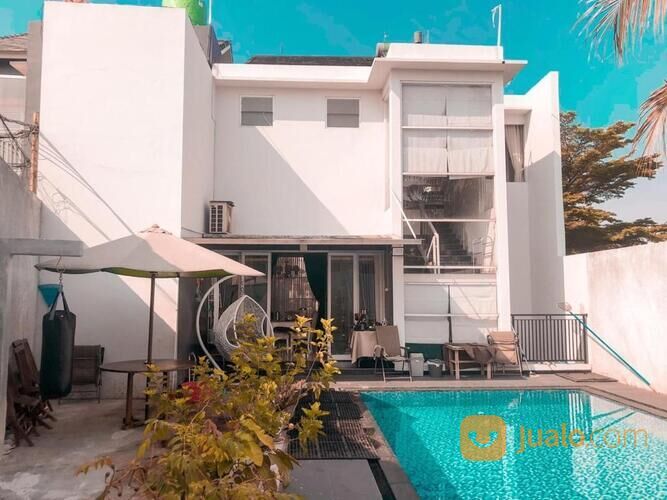 rumah full furniture ada kolam renang. Di Jagakarsa, Jakarta Selatan.