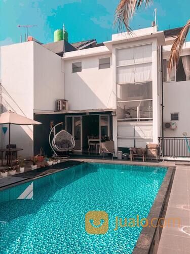 rumah full furniture ada kolam renang. Di Jagakarsa, Jakarta Selatan.