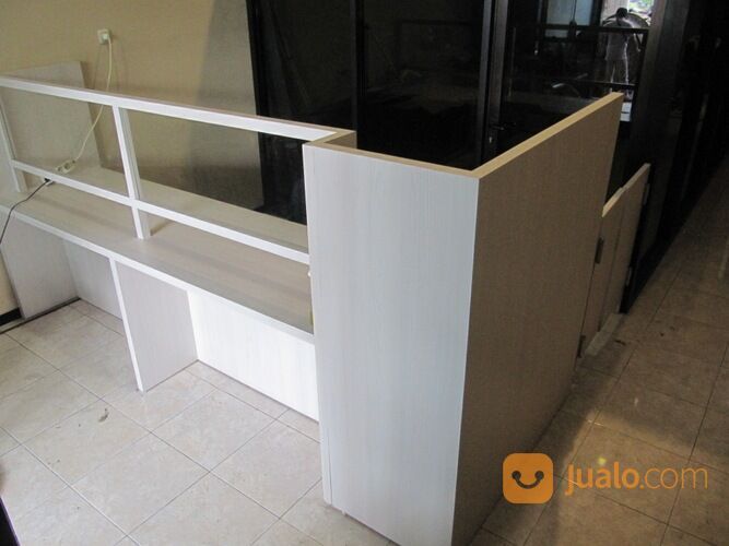 Meja Resepsionis Dengan Pintu Koboi