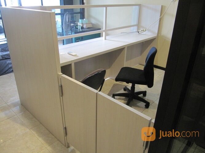 Meja Resepsionis Dengan Pintu Koboi