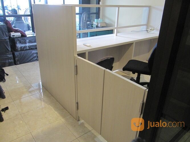 Meja Resepsionis Dengan Pintu Koboi