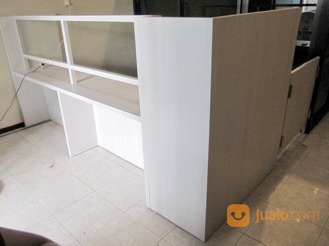 Meja Resepsionis Dengan Pintu Koboi