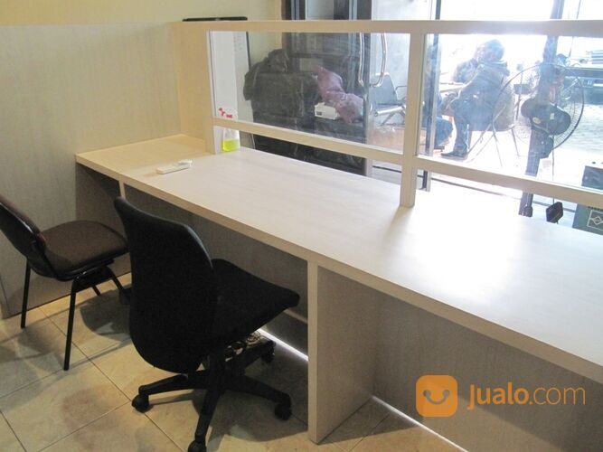 Meja Resepsionis Dengan Pintu Koboi