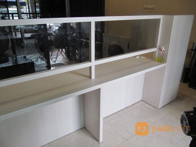 Meja Resepsionis Dengan Pintu Koboi