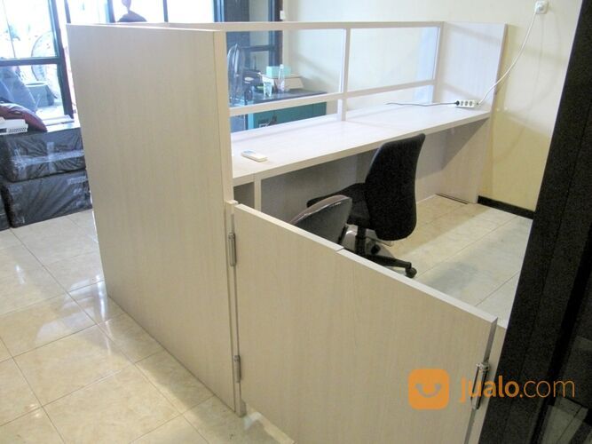 Meja Resepsionis Dengan Pintu Koboi