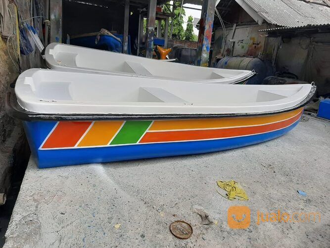 perahu kayak atau perahu dayung fiberglass