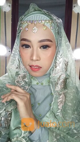 Makeup Wedding Hijab Modern Naturally Glam Murah jogja (by Tiyas Makeup)