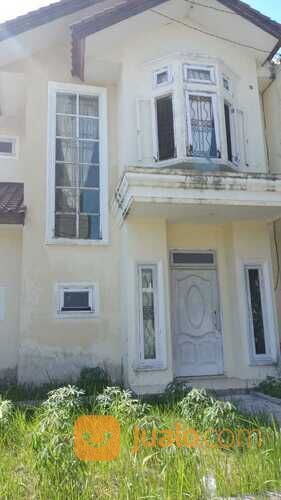 Rumah di kompleks Villa Palm dekat hotel Lombok Astoria Mataram