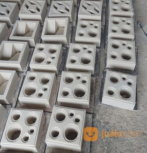 Roster Loster Partisi Beton Minimalis