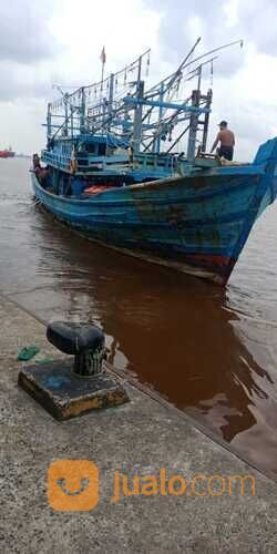 Kapal nelayan penangkap cumi cumi