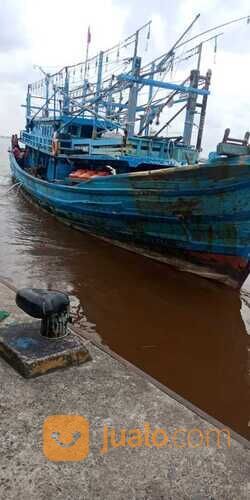 Kapal nelayan penangkap cumi cumi