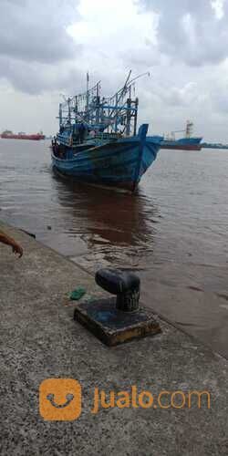 Kapal nelayan penangkap cumi cumi