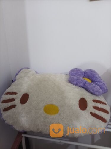 Bantal Hello Kitty. Merk Sanrio. Kondisi 95%