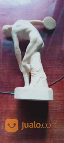 Patung miniatur the discus thrower