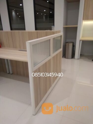 Partisi meja kantor custom bahan lapisan hpl