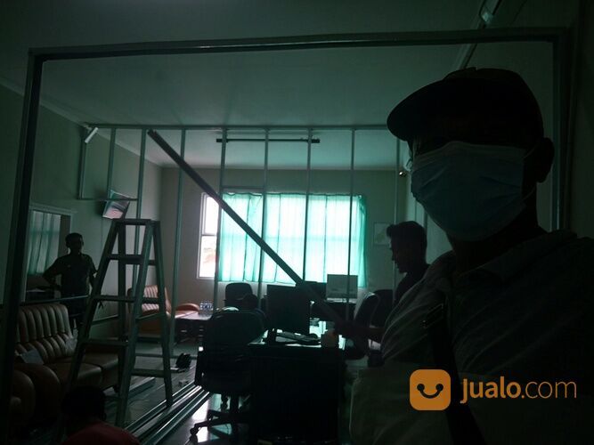 Partisi Rangka Metal Stud/Bj Ringan Tutup Gypsum 2 Sisi ( Bahan + Upah )