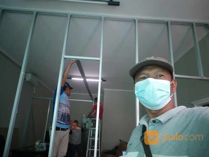 Partisi Rangka Metal Stud/Bj Ringan Tutup Gypsum 2 Sisi ( Bahan + Upah )