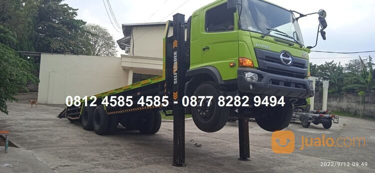 Selfloader Truck Hino 500 Truk Pengangkut Excavator Beko Truk Pengangkut Alat Berat