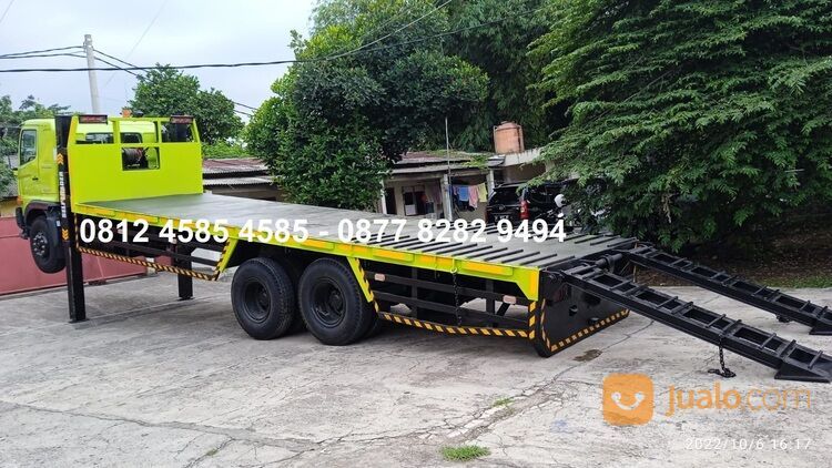 Selfloader Truck Hino 500 Truk Pengangkut Excavator Beko Truk Pengangkut Alat Berat