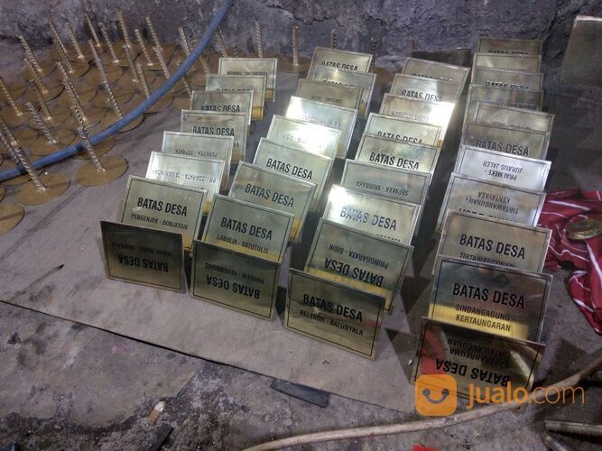 Jasa Ukir Plat Kuningan Pembatas Desa - Grafir dan Etching