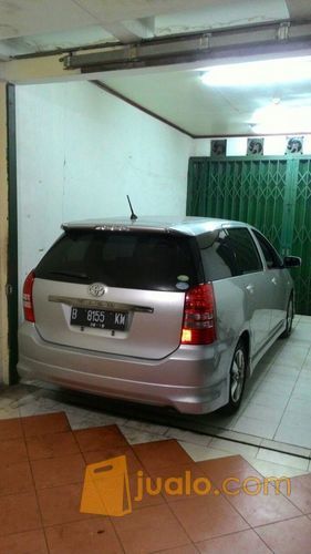 Toyota Wish silver