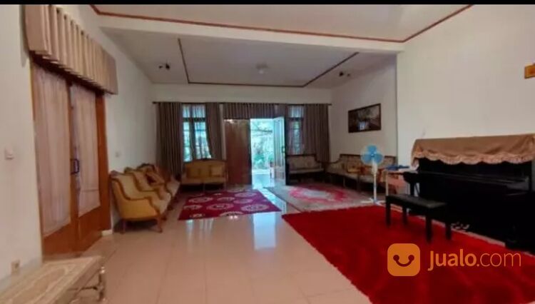 Rumah megah, Luas dan asri di pusat kota Bandung