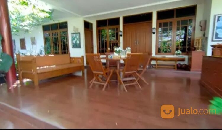 Rumah megah, Luas dan asri di pusat kota Bandung