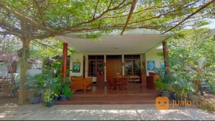 Rumah megah, Luas dan asri di pusat kota Bandung