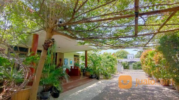 Rumah megah, Luas dan asri di pusat kota Bandung